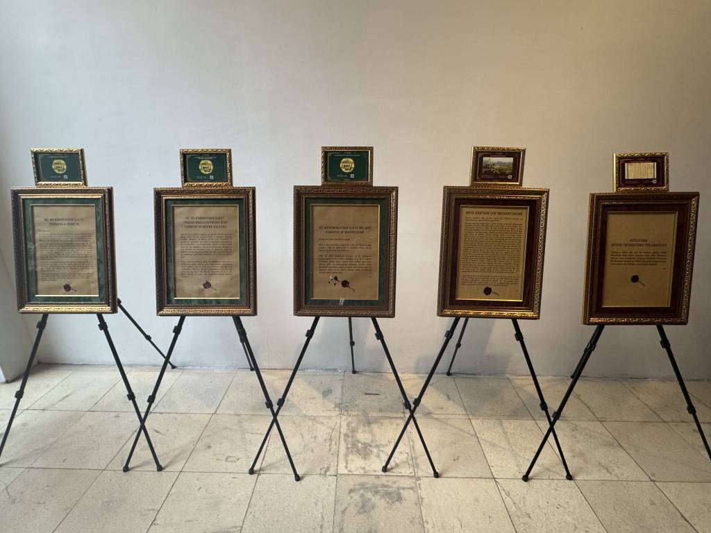 bilecik-haber_turk-islam-tarihine-yon-veren-mektuplar-sergisi-istanbul-da-sanatseverlerle-bulustu-65946.jpg