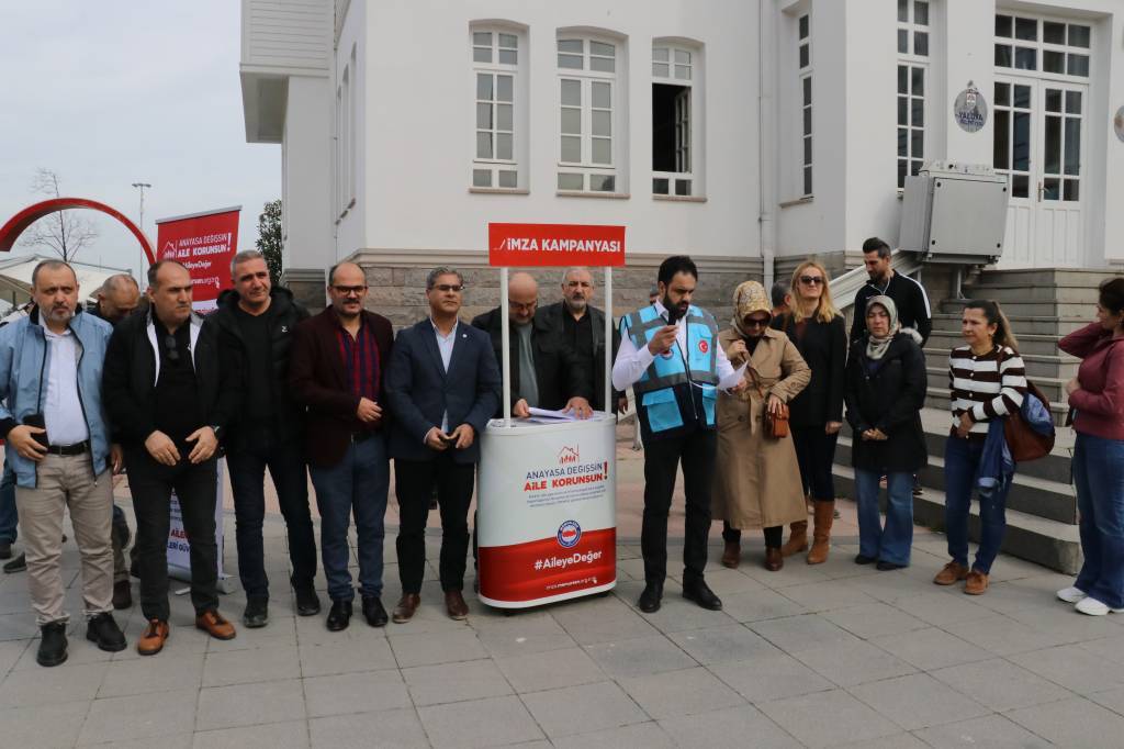bilecik-haber_yalova-da-aile-yilinda-anayasa-degissin-aile-korunsun-imza-kampanyasi-baslatildi-65422.jpg
