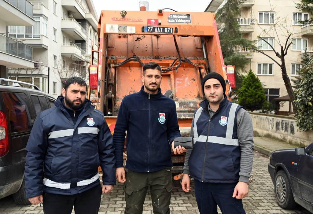 bilecik-haber_yalova-da-temizlik-gorevlilerinin-buldugu-cuzdan-sahibine-teslim-edildi-66437.jpg
