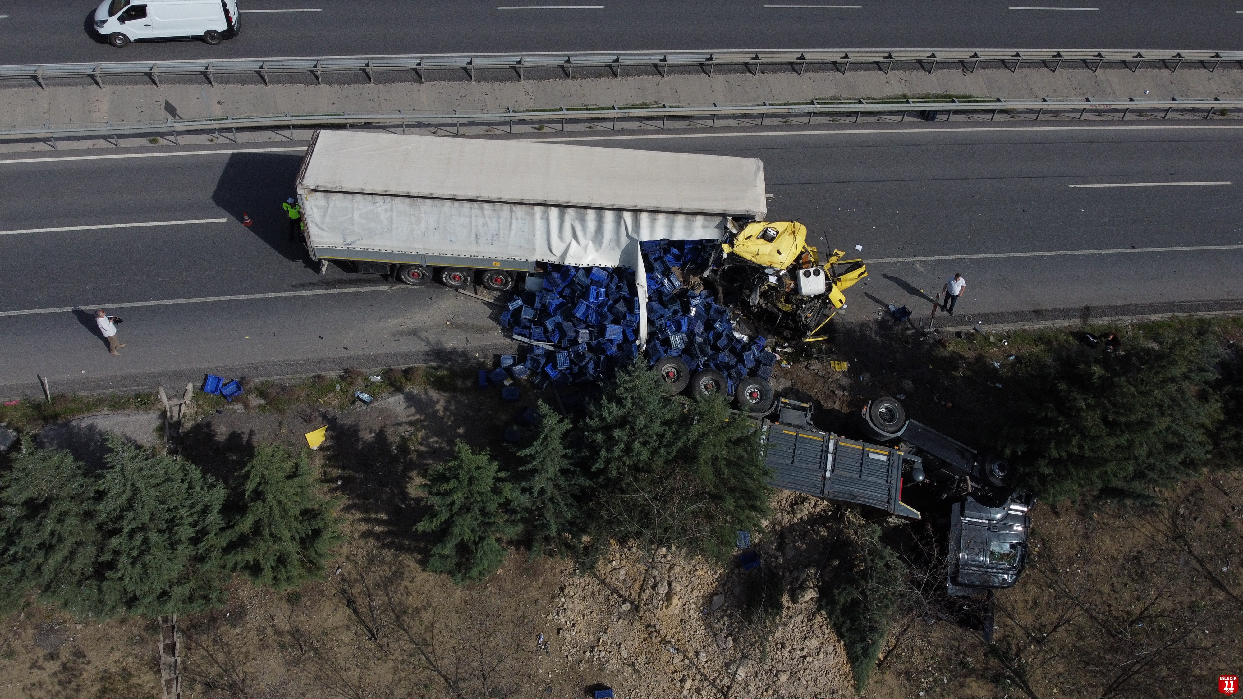 Bilecik'te 2 tırın karıştığı trafik kazasında sürücüler yaralandı