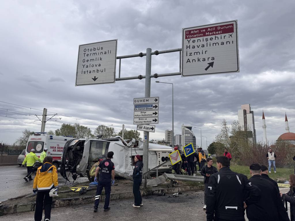 bilecik-haber_bursa-da-servis-minibusunun-devrildigi-kazada-1-kisi-oldu-5-kisi-yaralandi-67893.jpg