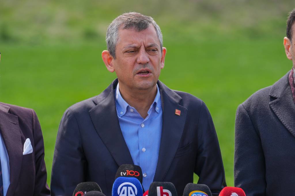 bilecik-haber_chp-genel-baskani-ozel-marmara-cezaevi-nde-tutuklu-bulunan-imamoglu-nu-ziyaret-etti-69240.jpg