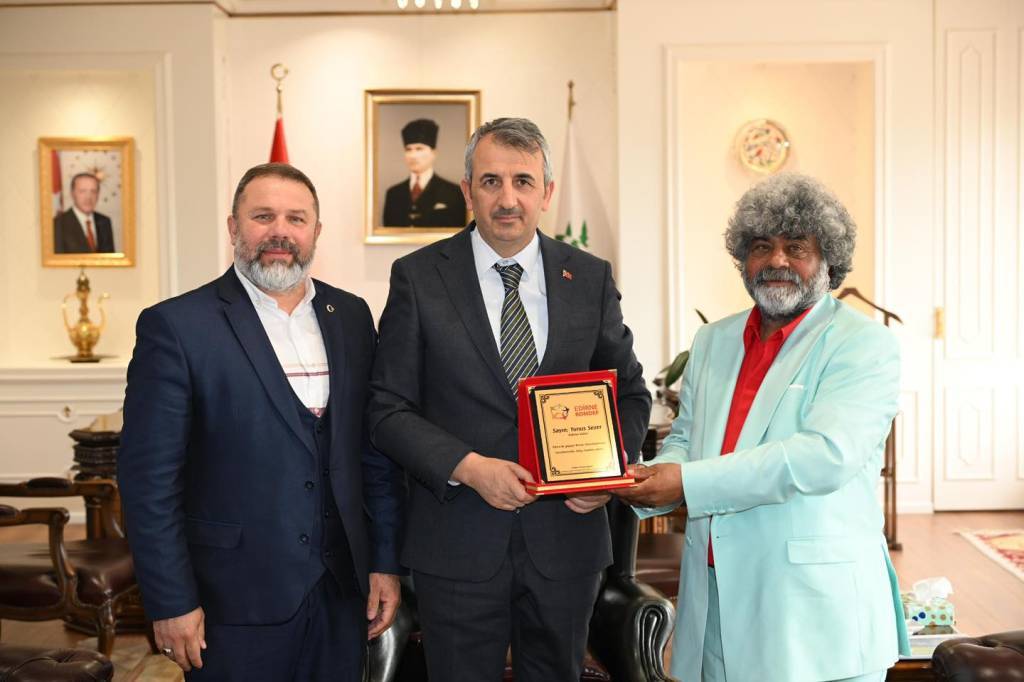 bilecik-haber_edirne-valisi-sezer-e-dunya-romanlar-gunu-ziyareti-68770.jpg