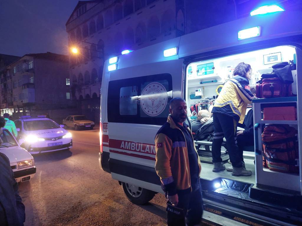 bilecik-haber_elektrikli-bisikletin-yayaya-carpmasi-sonucu-2-kisi-yaralandi-68917.jpg