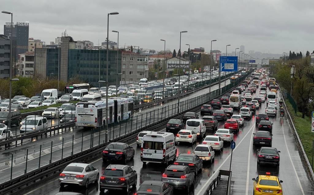 bilecik-haber_istanbul-da-aksam-saatlerinde-trafik-yogunlugu-yasaniyor-68695.jpg