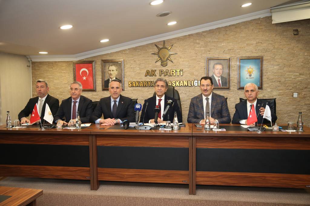 bilecik-haber_ak-parti-genel-baskan-yardimcisi-demir-sakarya-da-partisinin-il-baskanliginda-konustu-73008.jpg