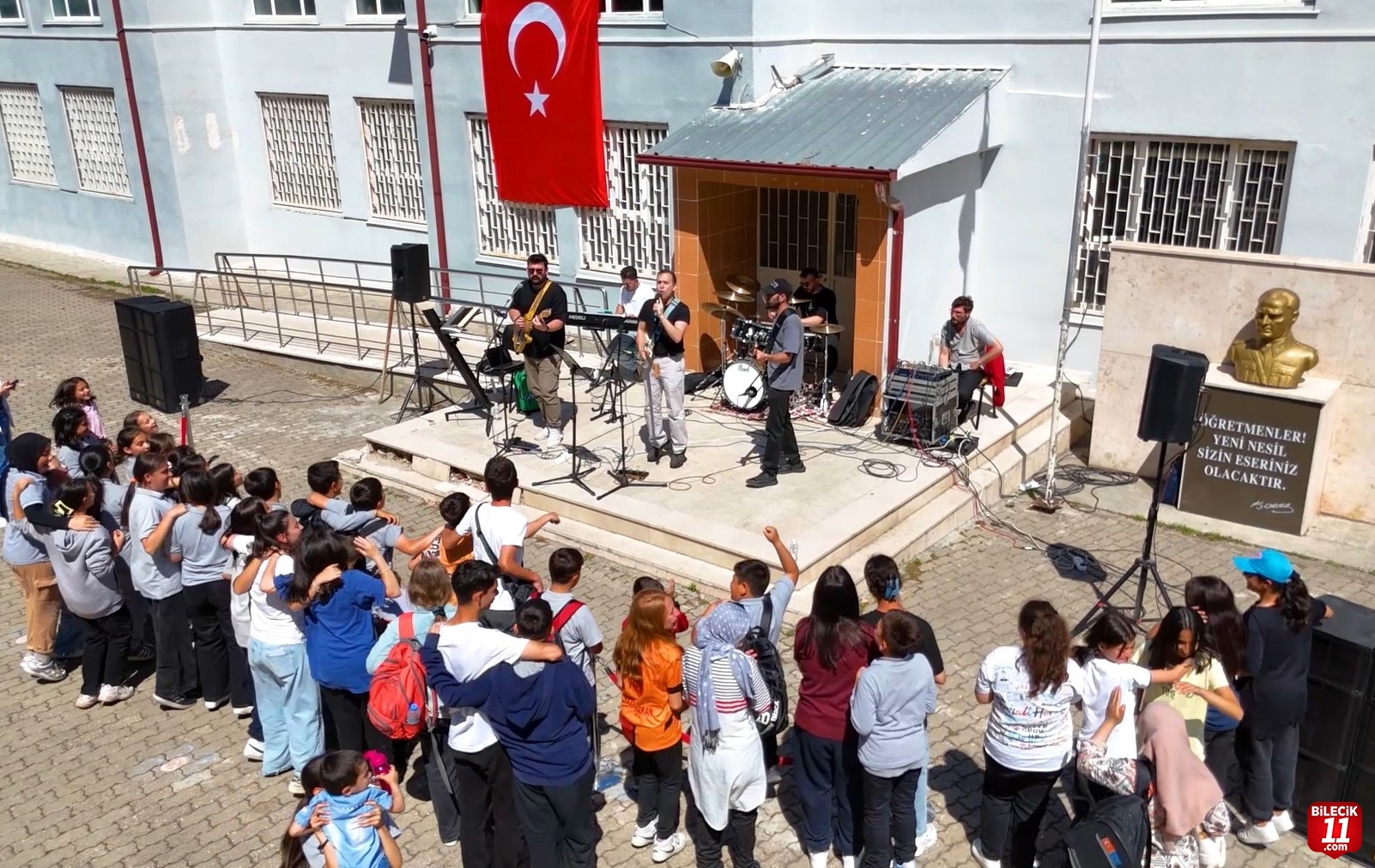 Bilecik Mehmet Akif Ersoy Ortaokulu'ndan kermes ve konser etkinliği