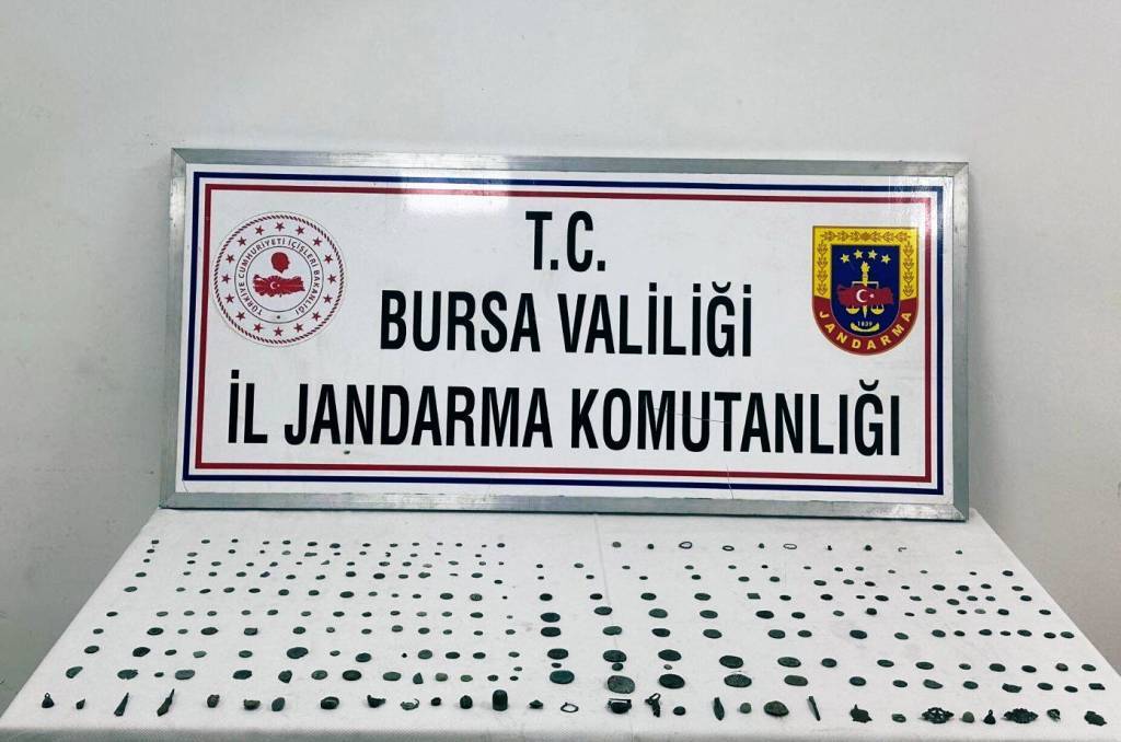 bilecik-haber_bursa-da-tarihi-eser-niteligi-tasiyan-222-sikke-ile-41-obje-ele-gecirildi-75376.jpg