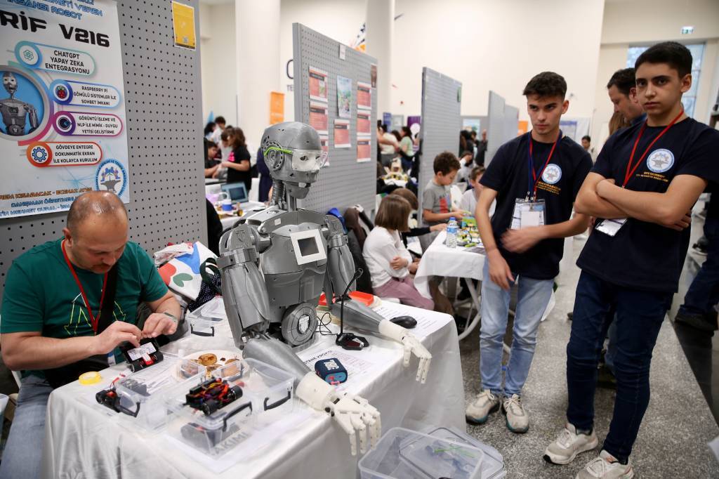 bilecik-haber_kocaeli-de-6-uluslararasi-kelebek-robot-olimpiyatlari-basladi-75779.jpg
