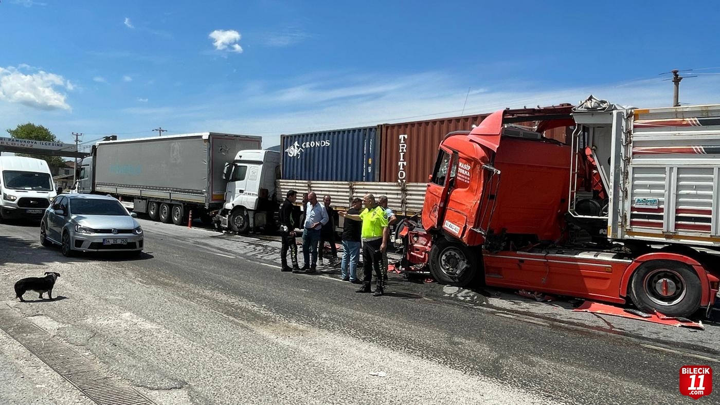 Sakarya'da 3 tırın karıştığı zincirleme kaza trafiği aksattı