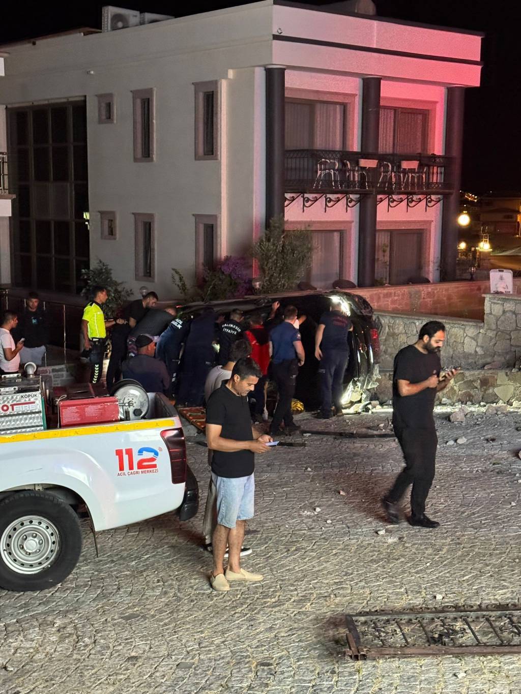 bilecik-haber_balikesir-de-otomobilin-bufe-ile-otelin-duvarina-carptigi-kazada-bir-kisi-oldu-bir-kisi-yaralandi-81802.jpg