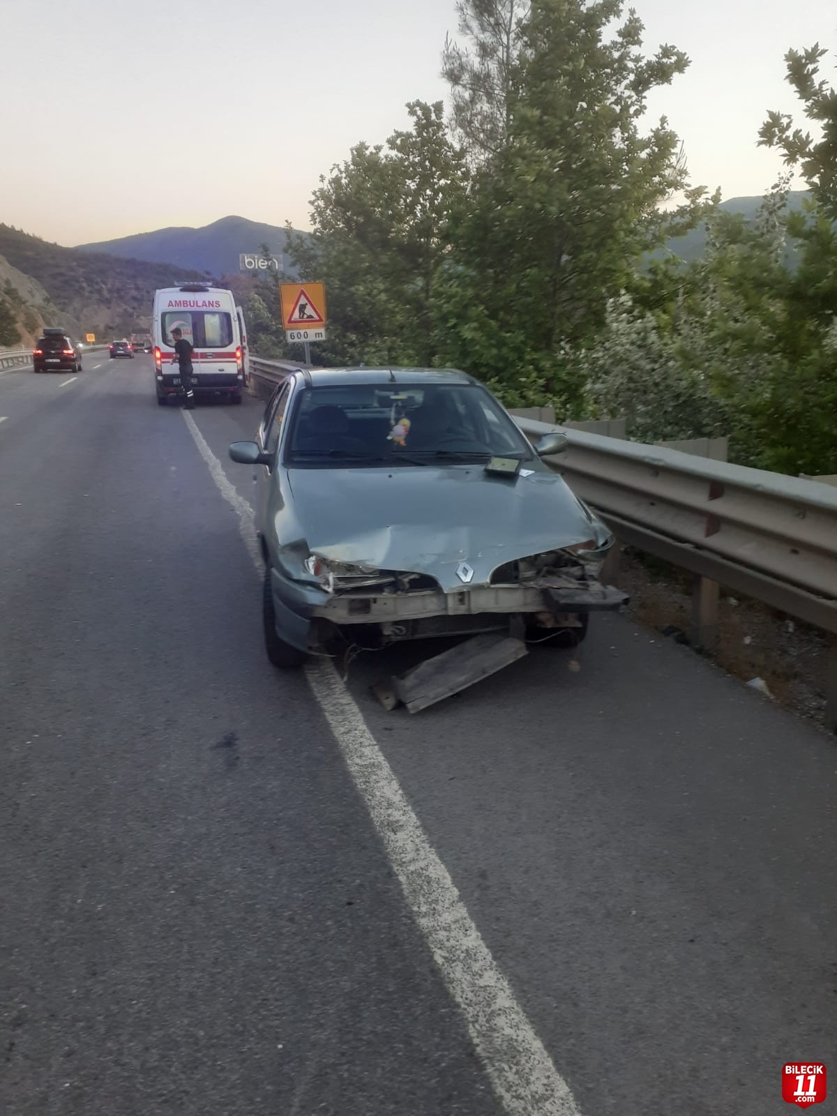 Bilecik'te bariyere çarpan otomobildeki 1 kişi yaralandı