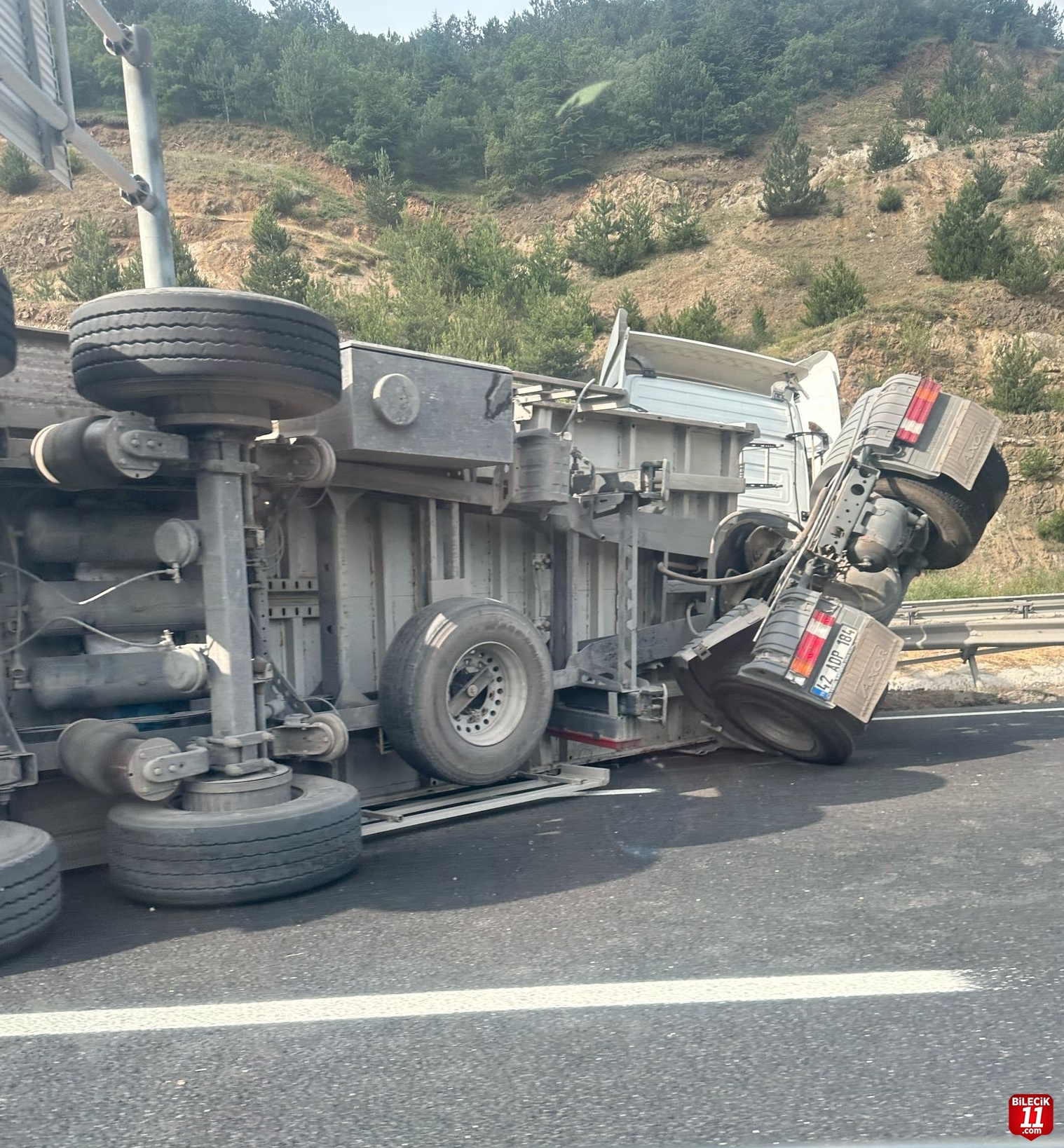 Bilecik'te devrilen tır ulaşımı aksattı