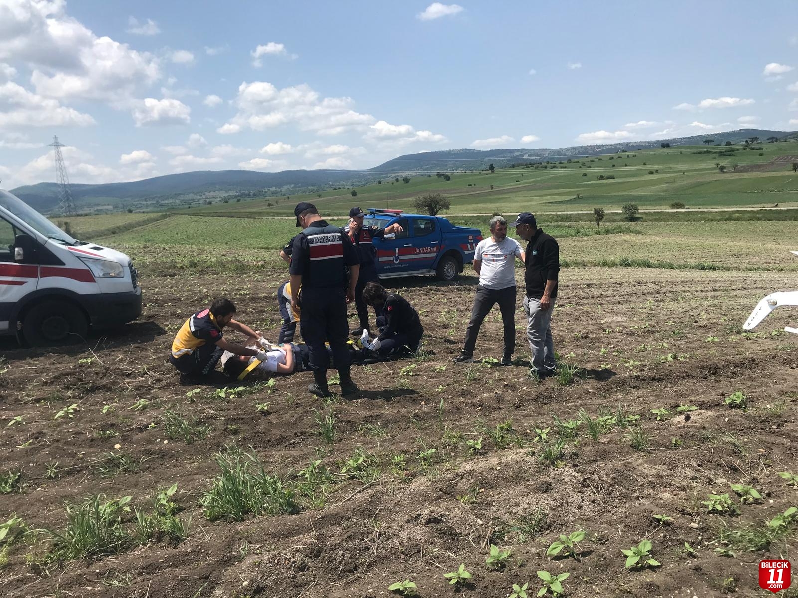 Bilecik'te tarlaya zorunlu iniş yapan eğitim uçağı ters döndü