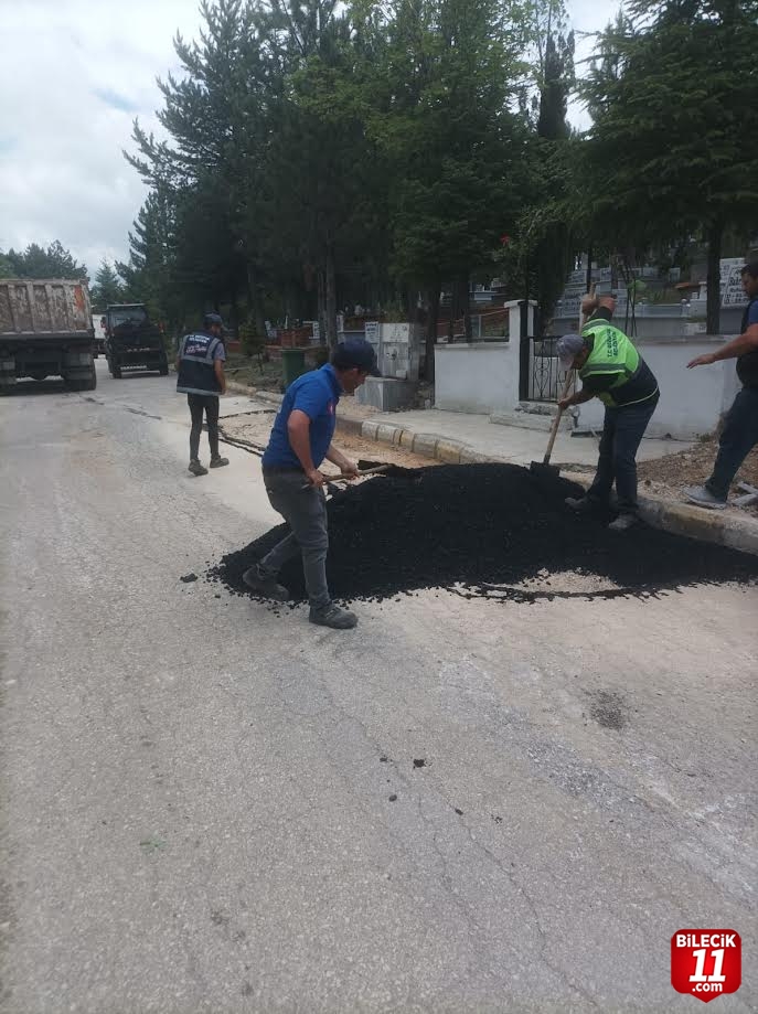 BOZÜYÜK İLÇE MEZARLIĞI’NDA KURBAN BAYRAMI HAZIRLIKLARI