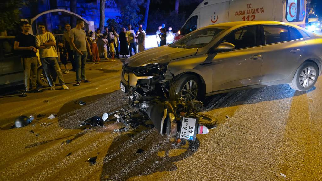 bilecik-haber_bursa-da-otomobille-carpisan-motosikletin-surucusu-yaralandi-82840.jpg