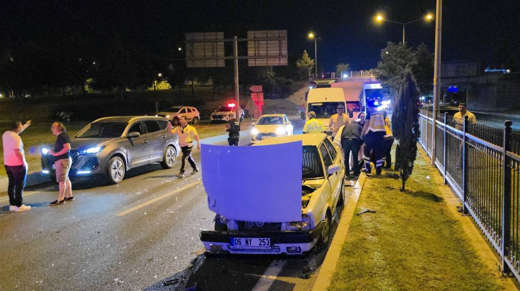 bilecik-haber_bursa-da-zincirleme-trafik-kazasinda-4-kisi-yaralandi-83427.jpg