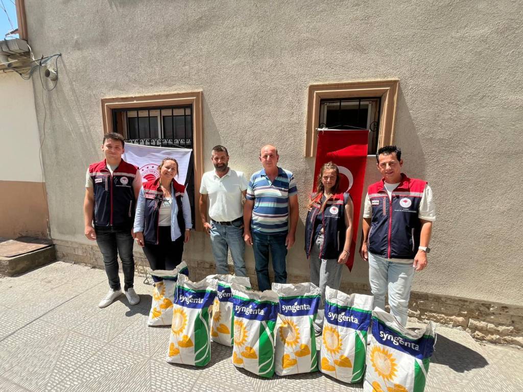 bilecik-haber_edirne-de-ikinci-urun-aycicegi-ekimini-artirmak-amaciyla-ureticilere-tohum-dagitildi-81806.jpg