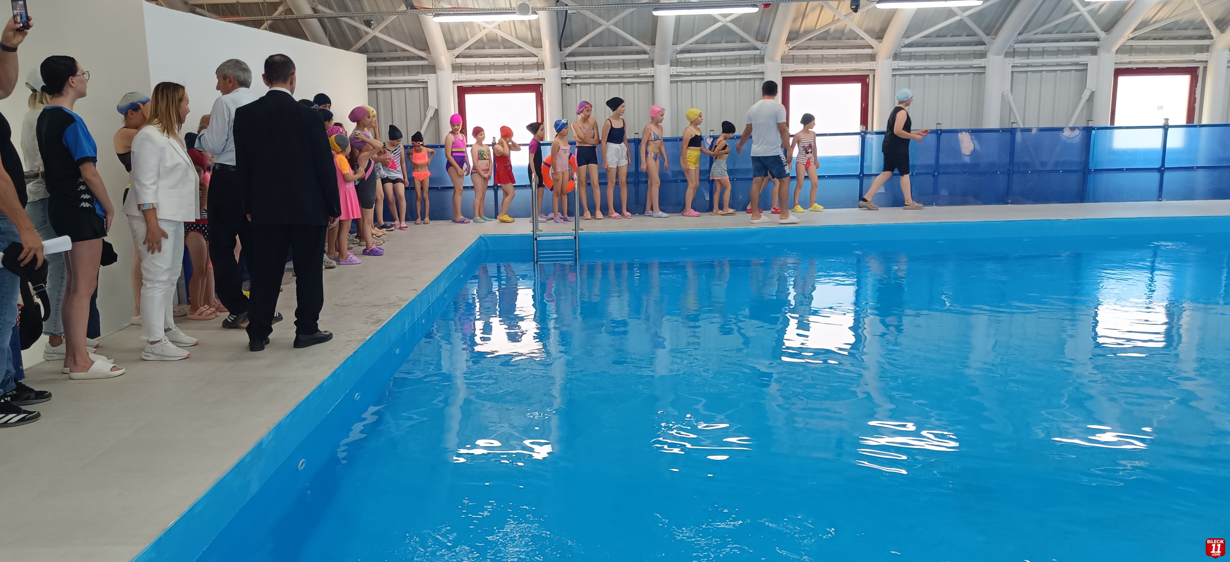 Pazaryeri'nde yarı olimpik yüzme havuzu hizmete açıldı