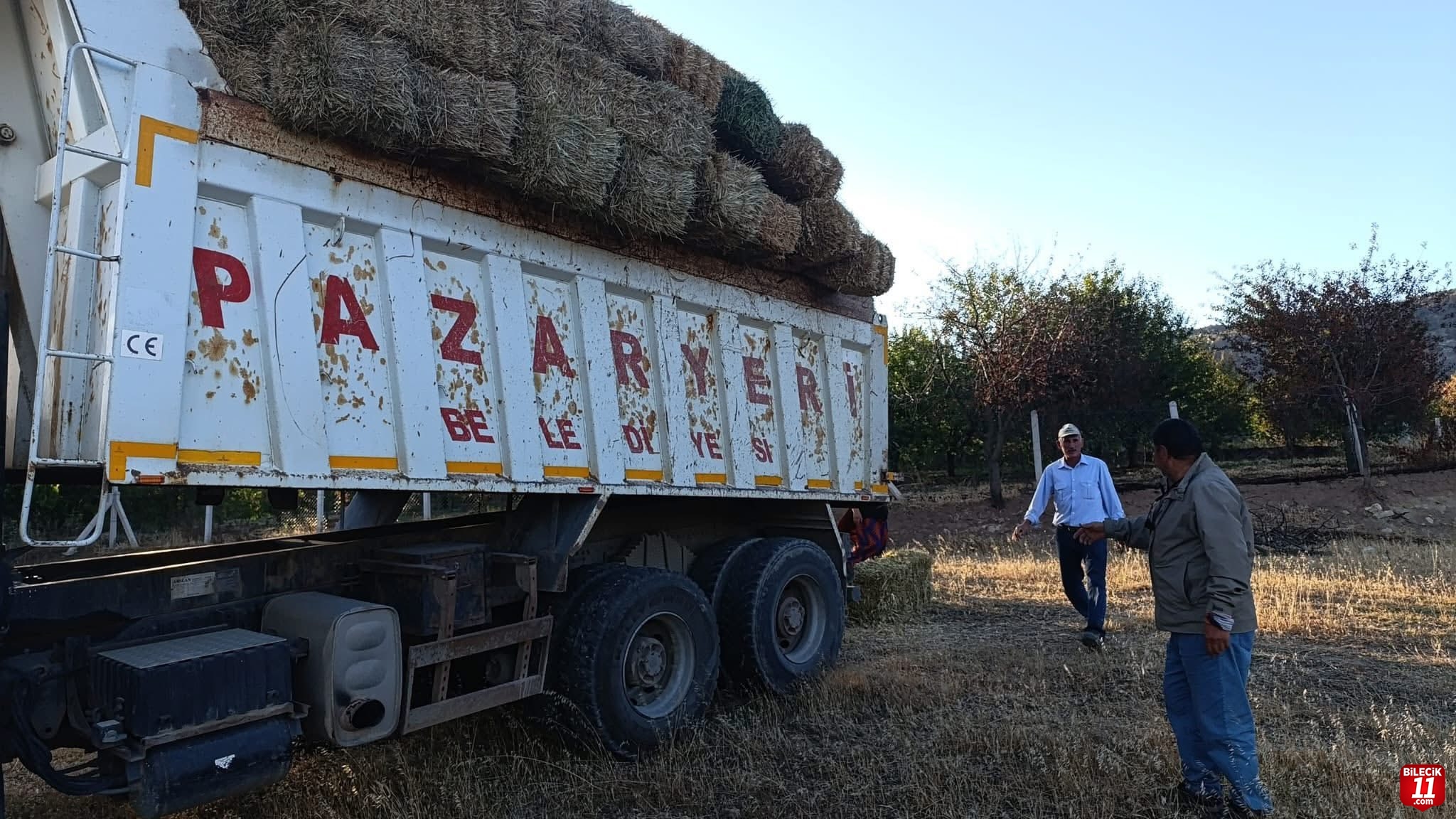 Pazaryeri’nden Kaşıkçı Köyü’ne Yem Balya Desteği