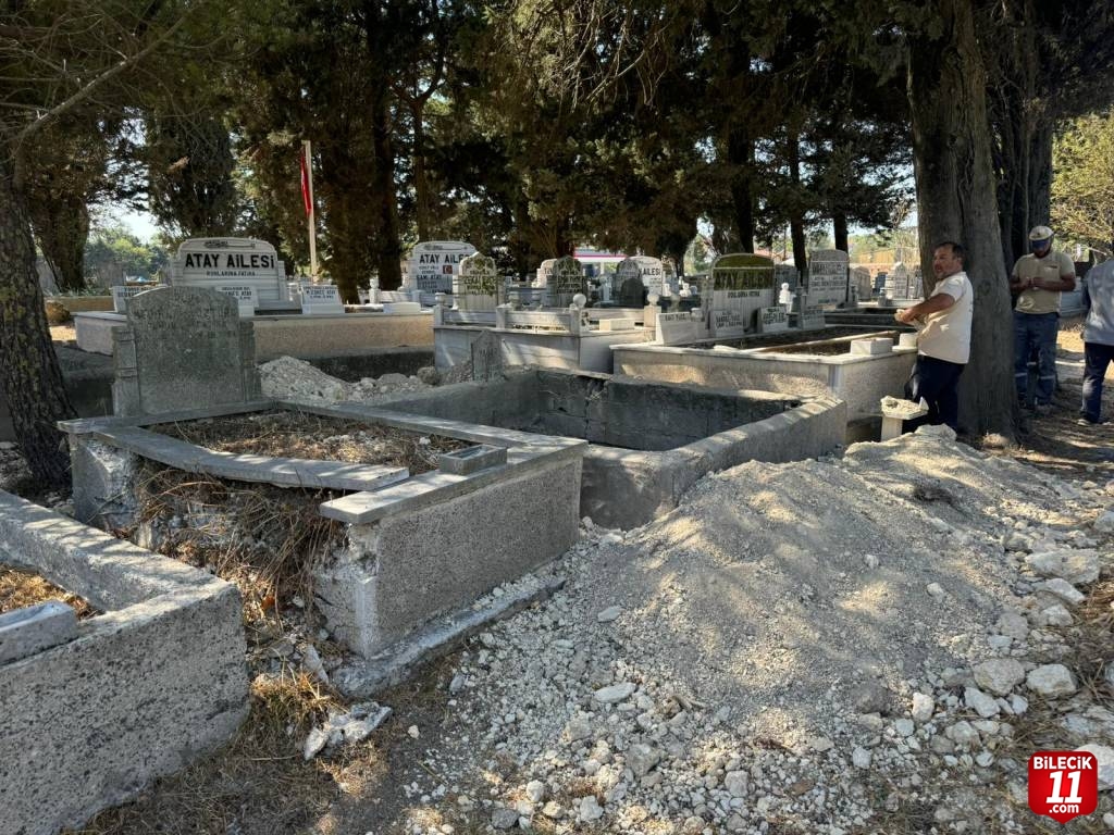 Arnavutköy'deki mezarlık define arayanlar tarafından kazıldı