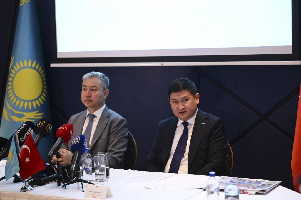 bilecik-haber_kazakistan-in-ankara-buyukelcisi-sapiyev-ile-istanbul-baskonsolosu-amankul-basin-mensuplariyla-bulustu-93842.jpg