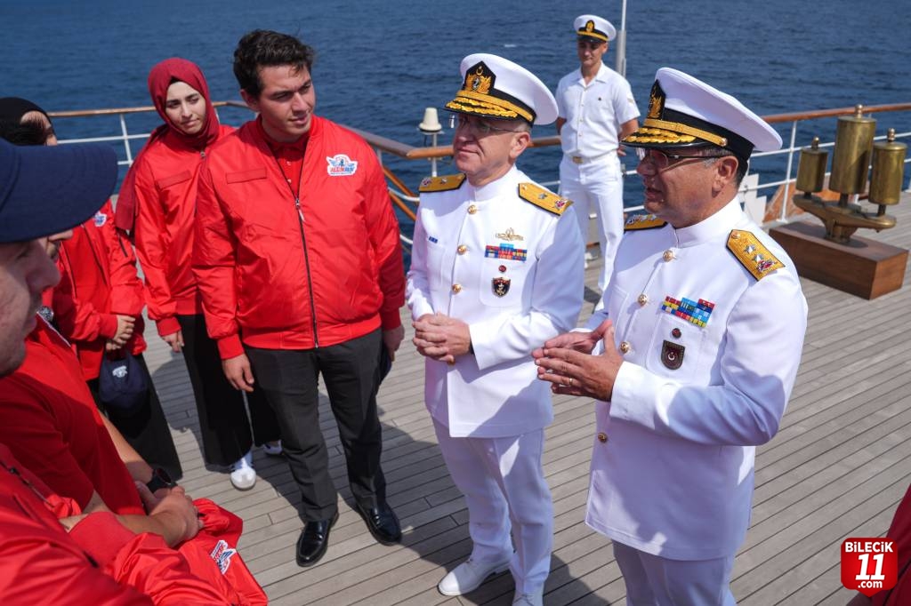 Savarona yatıyla Boğaz'daki geçiş törenine katılacak gençler duygularını AA'ya anlattı