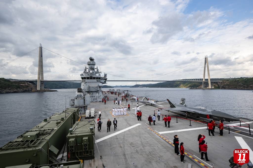 TCG Anadolu, İstanbul Boğaz'ındaki geçiş töreni için Sarayburnu'ndan ayrıldı