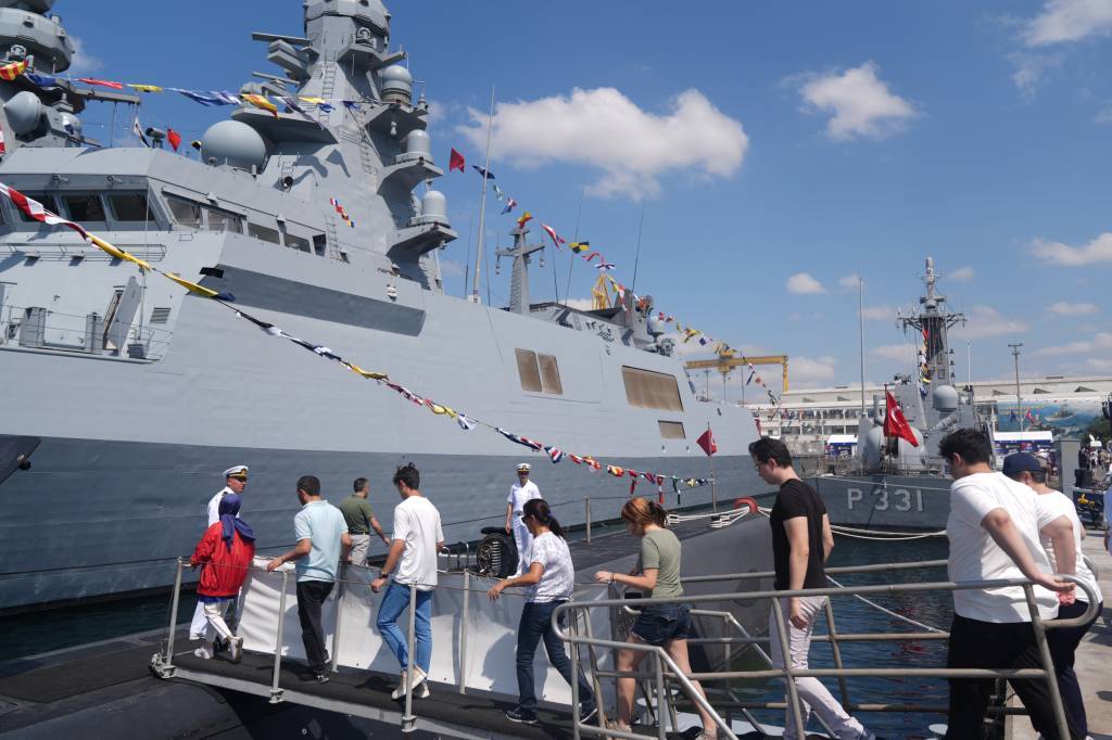 bilecik-haber_tcg-sakarya-ve-tcg-hizirreis-denizaltilarina-ziyaretcilerden-yogun-ilgi-93908.jpg