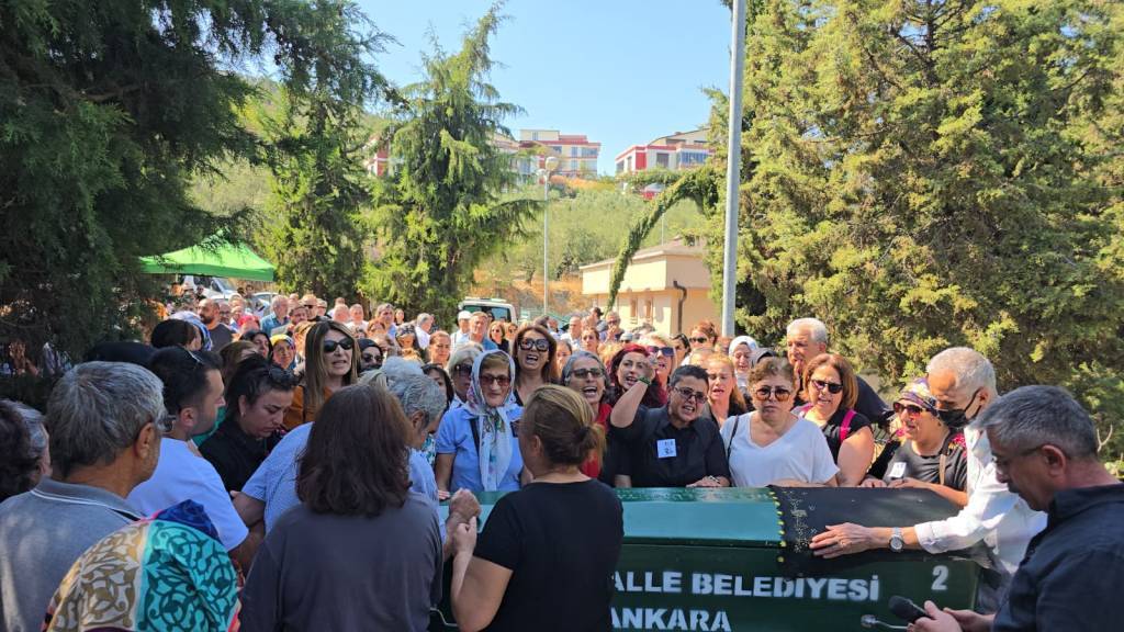 bilecik-haber_ankara-da-kayinpederi-tarafindan-bicaklanarak-oldurulen-kadinin-cenazesi-bursa-da-defnedildi-96342.jpg