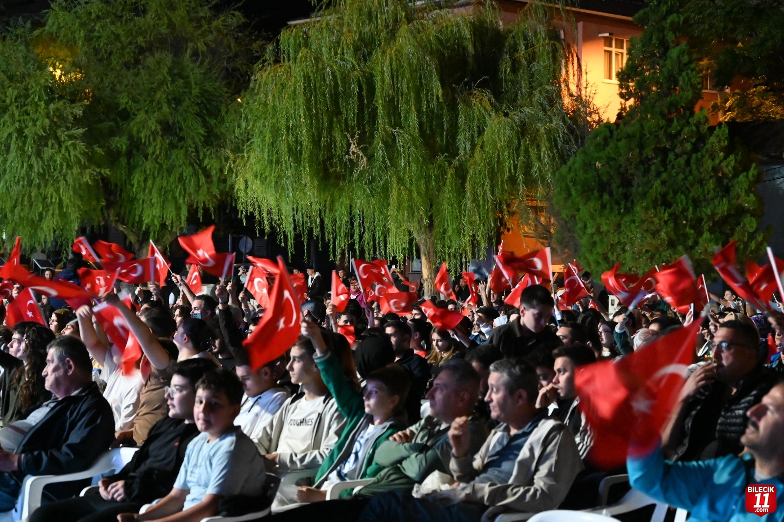 AVRUPA BASKETBOL ŞAMPİYONASI FİNAL HEYECANI BOZÜYÜK’TE DEV EKRANDA YAŞANDI