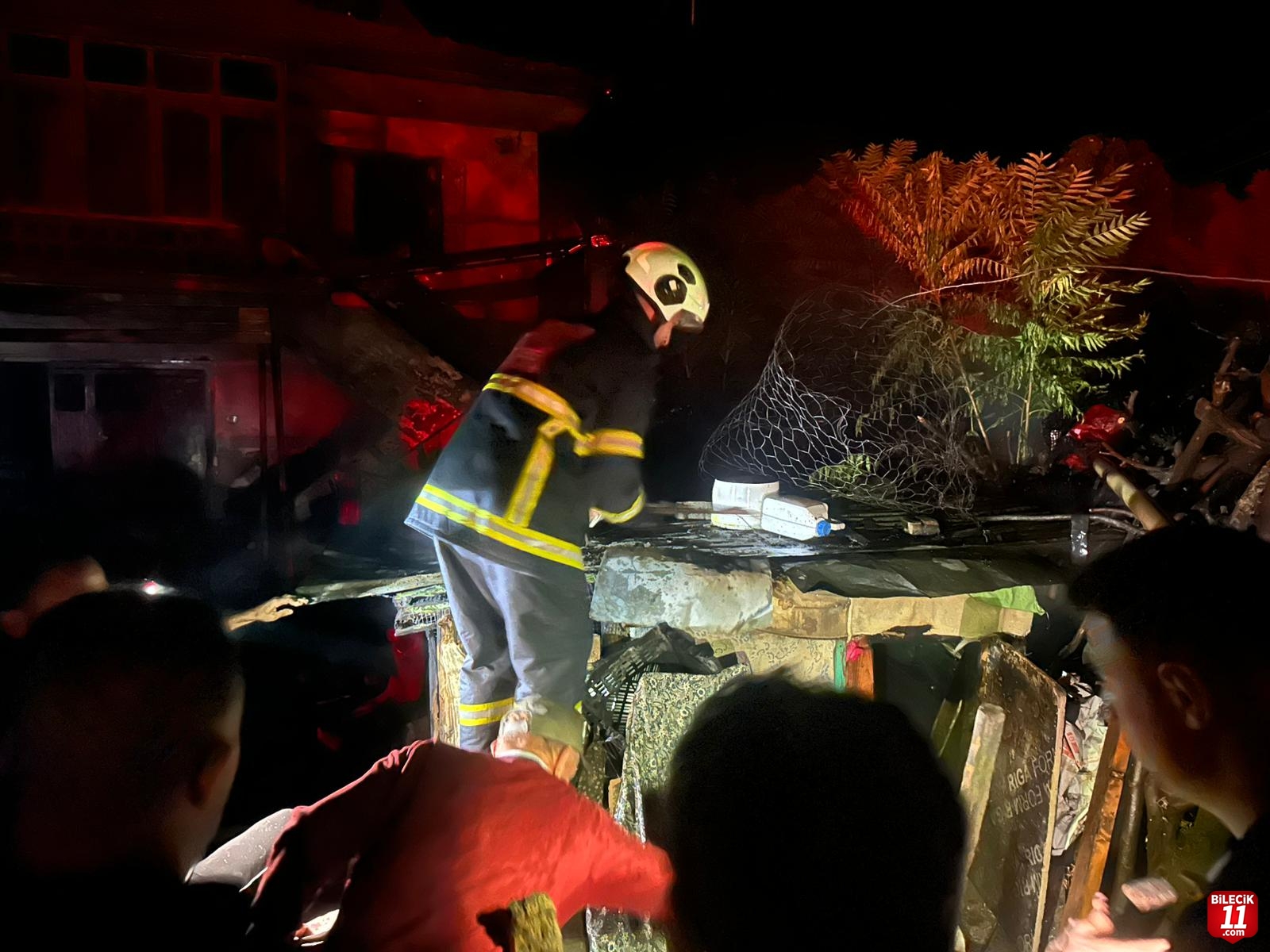 Bilecik'te çıkan yangında traktör ve tarım aletleri kullanılamaz hale geldi