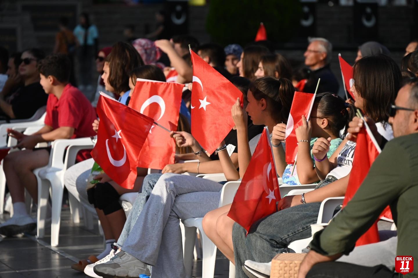 BOZÜYÜK’TE MİLLİ MAÇ HEYECANI DEV EKRANDA İZLENDİ