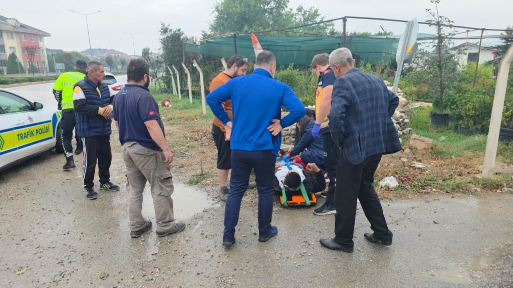 bilecik-haber_bursa-da-otomobille-carpisan-motosikletli-agir-yaralandi-99444.jpg