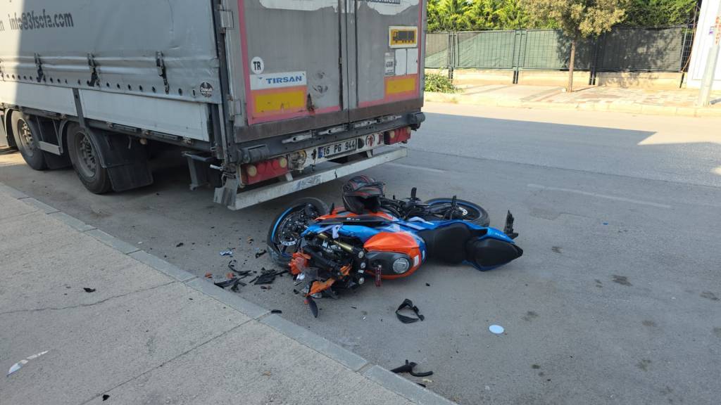 bilecik-haber_bursa-da-park-halindeki-tira-carpan-motosikletin-surucusu-agir-yaralandi-95610.jpg