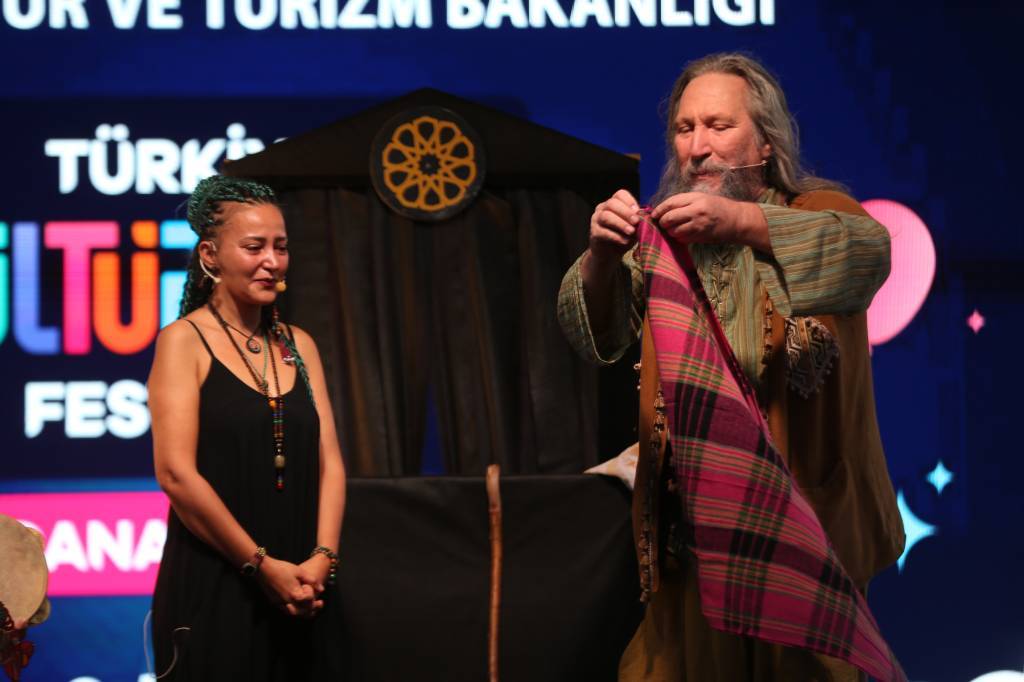 bilecik-haber_canakkale-de-kukla-ve-karagoz-sanatcisi-muzeyyen-aslan-ustalik-nisanesi-pestamali-kusandi-94713.jpg