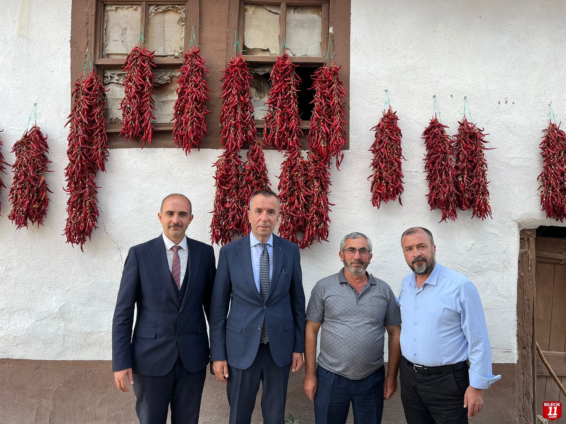 ÇUKURÖREN BİBERİNİN ÖNÜNDE POZ VERDİLER