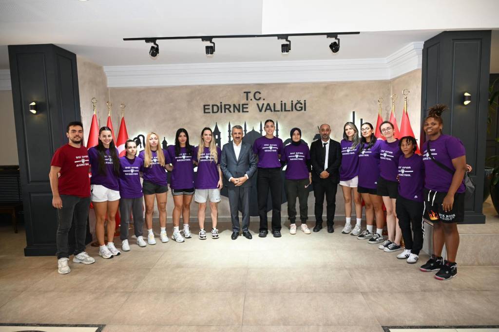 bilecik-haber_dsi-kadin-basketbol-takimi-vali-sezer-i-ziyaret-etti-96336.jpg