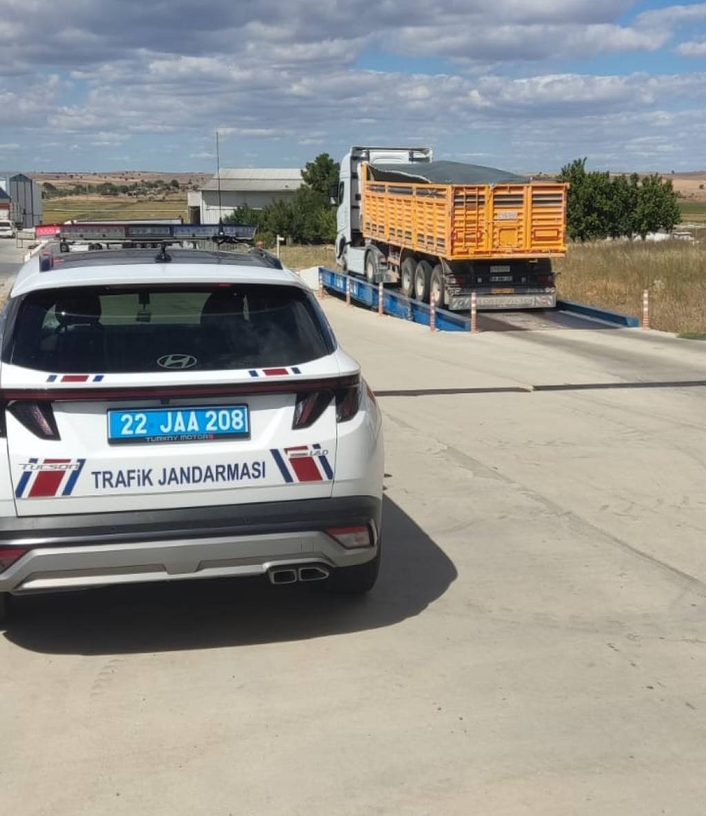 bilecik-haber_edirne-de-tasima-sinirini-asan-kamyon-suruculerine-50-bin-938-lira-ceza-97712.jpg