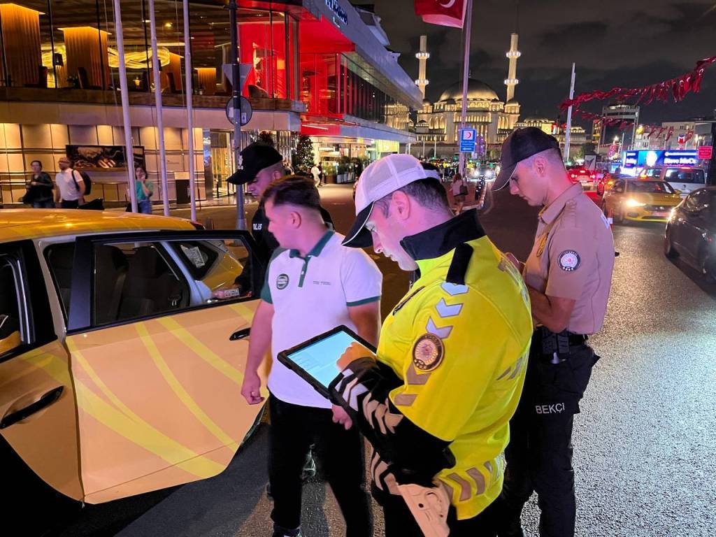 bilecik-haber_istanbul-polisinden-kent-genelinde-huzur-uygulamasi-97454.jpg