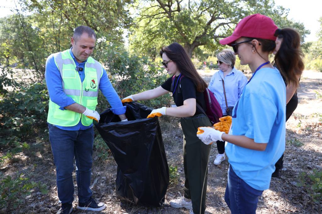 bilecik-haber_kirklareli-nde-ogrenciler-cevre-temizligi-yapti-97955.jpg