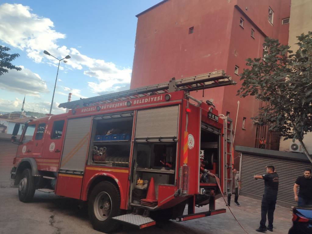 bilecik-haber_kocaeli-de-apartmanda-cikan-yangin-sonduruldu-97668.jpg