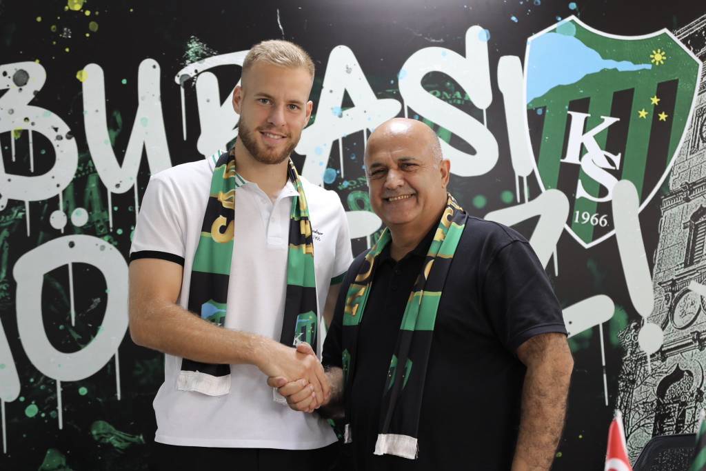 bilecik-haber_kocaelispor-hirvat-futbolcu-hrvoje-smolcic-i-kadrosuna-katti-95324.jpg