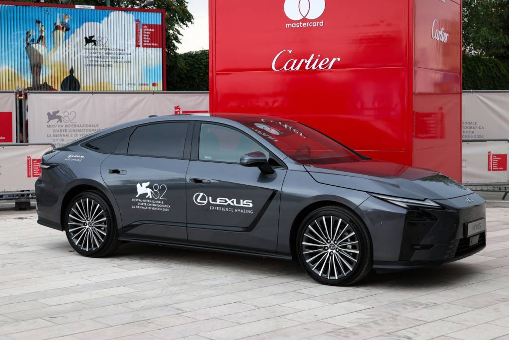 bilecik-haber_lexus-un-yeni-es-sedan-modeli-82-venedik-uluslararasi-film-festivali-nde-one-cikti-95424.jpg