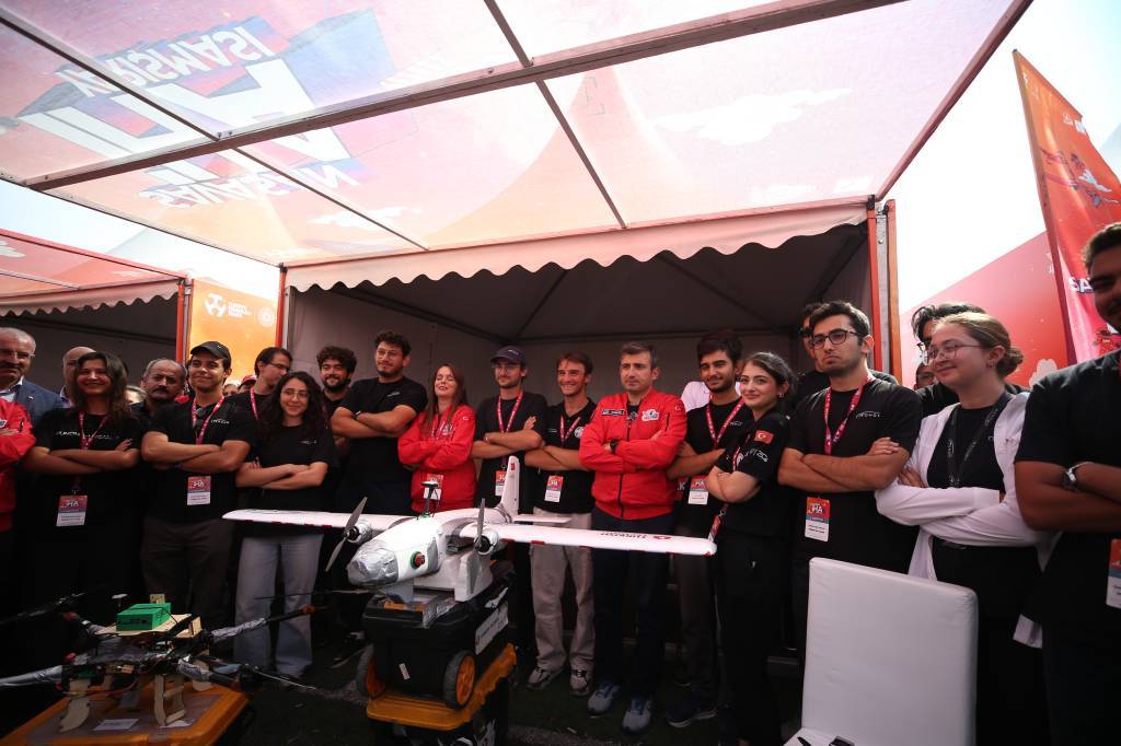 bilecik-haber_teknofest-yonetim-kurulu-baskani-bayraktar-savasan-iha-yarismasi-nda-genclerle-bulustu-95336.jpg