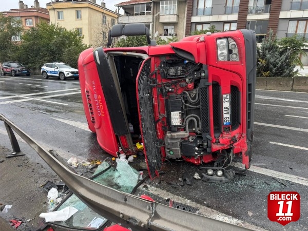 Büyükçekmece'de devrilen tır nedeniyle D-100 kara yolu Edirne istikameti trafiğe kapatıldı