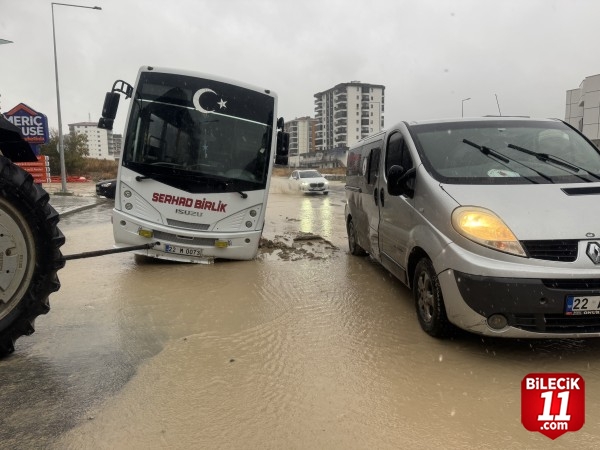 Edirne'de sağanak nedeniyle çöken yolda oluşan çukura giren minibüste hasar oluştu