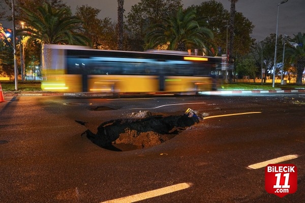 Fatih'te kuvvetli sağanak nedeniyle yol çöktü