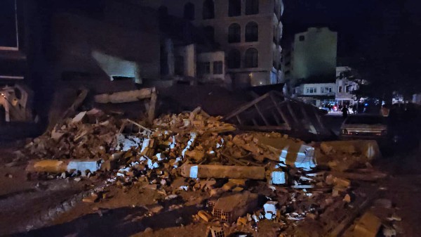 İçişleri Bakanı Ali Yerlikaya depremin merkez üssü Sındırgı'ya geldi