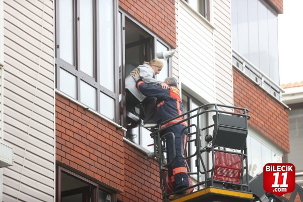 Kırklareli'nde 5 katlı binanın bodrum katında çıkan yangın söndürüldü